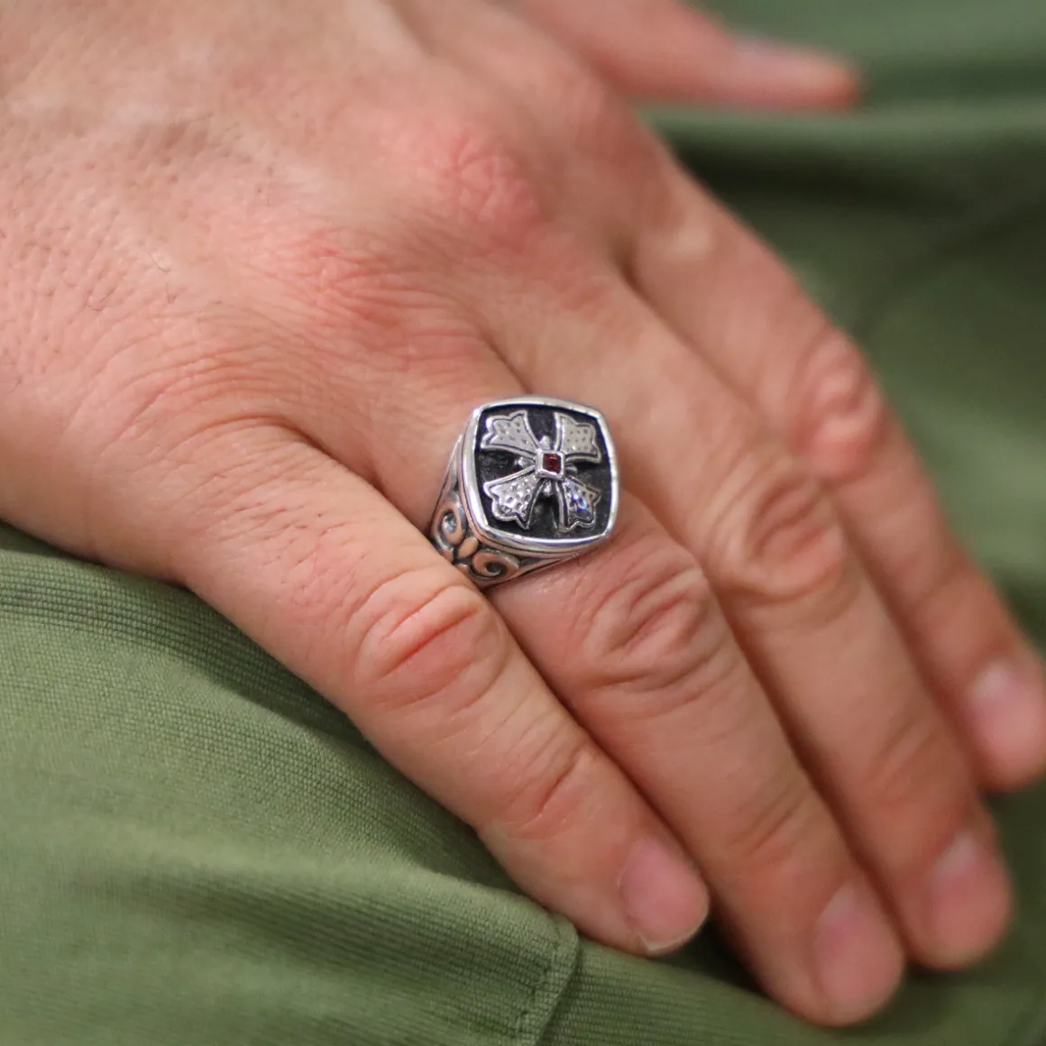 Bague Chevalière Homme Argent Croix De Malte Et Grenat