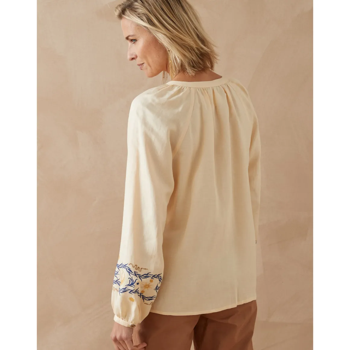 by - Blouse boutonnée brodée avec lin