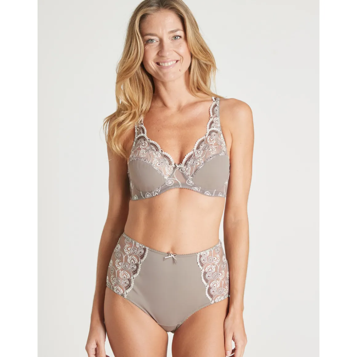 by - Soutien-gorge emboîtant