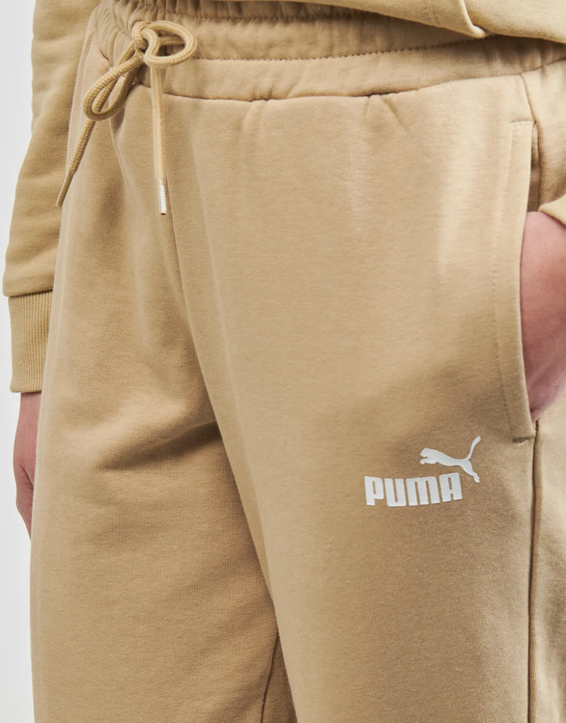 ESS+ SMALL LOGO HW COMFORT