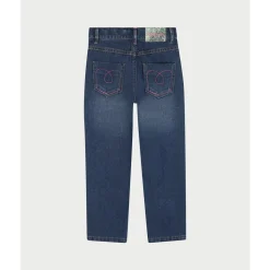 Jean fillette avec badge